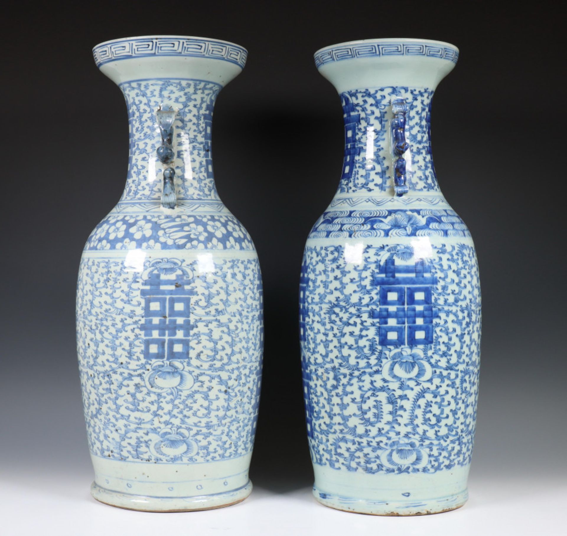 China, paar blauw-wit porseleinen vazen, laat Qing dynastie, 19e eeuw, - Image 4 of 6