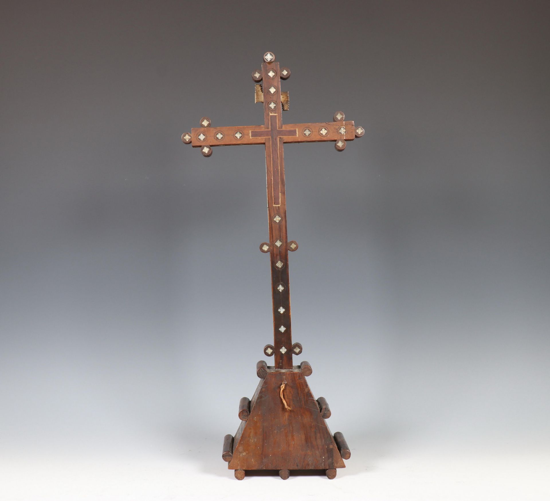 Jeruzalem, crucifix op driehoekige basis, 18e-19e eeuw; - Bild 2 aus 6