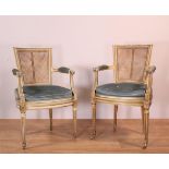 Set van vier crème en verguld gelakt beukenhouten medallionstoelen in Louis XVI-stijl, 19e eeuw,