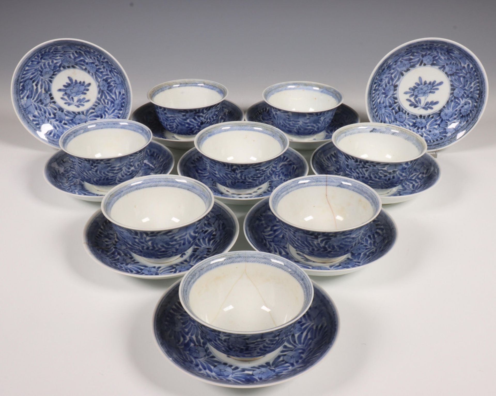 Japan, een set van acht blauw-wit porseleinen koppen en tien schotels, Meiji, - Bild 4 aus 6