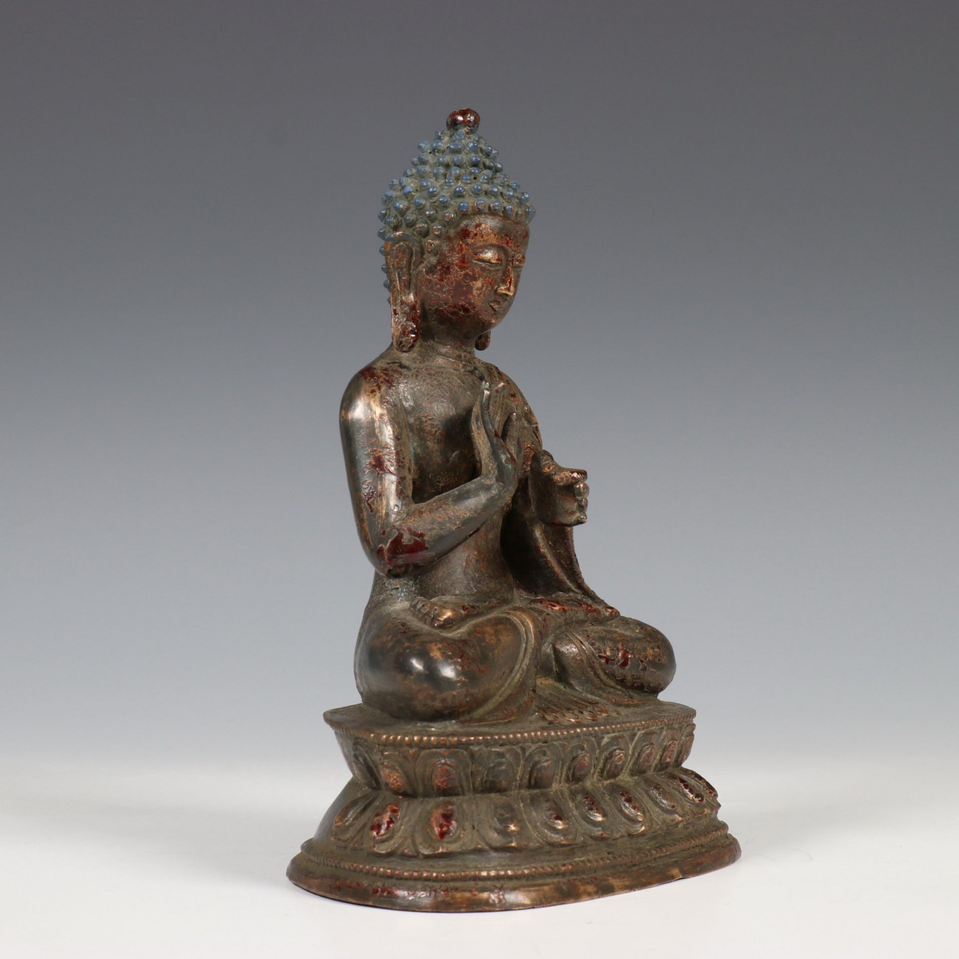 China, een bronzen figuur van Boeddha, Ming-dynastie, - Image 4 of 5