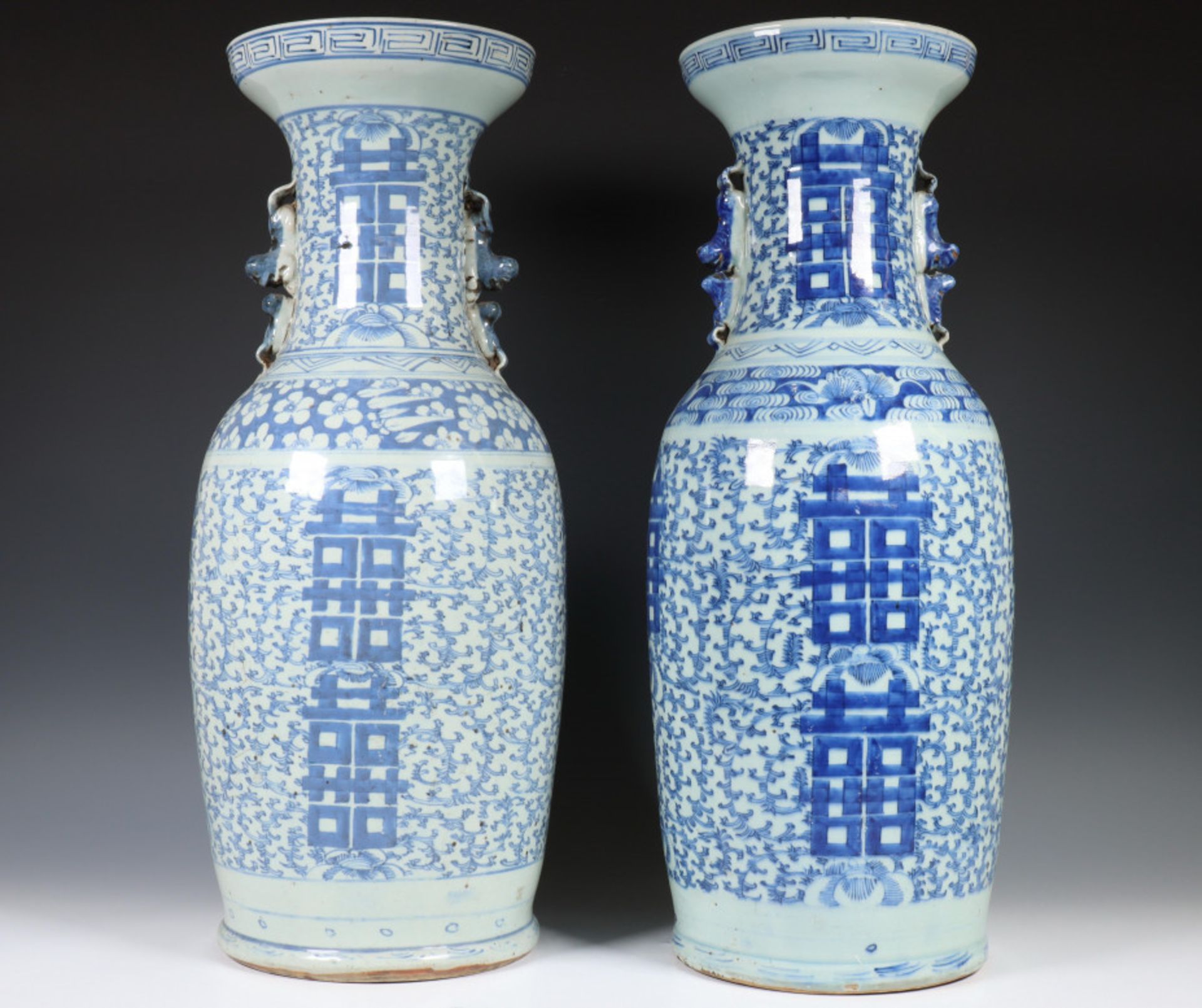 China, paar blauw-wit porseleinen vazen, laat Qing dynastie, 19e eeuw, - Image 5 of 6
