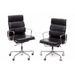 Charles & Ray Eames voor Vitra, paar verchroomd aluminium 'Soft Pad' Executive bureaufauteuils,