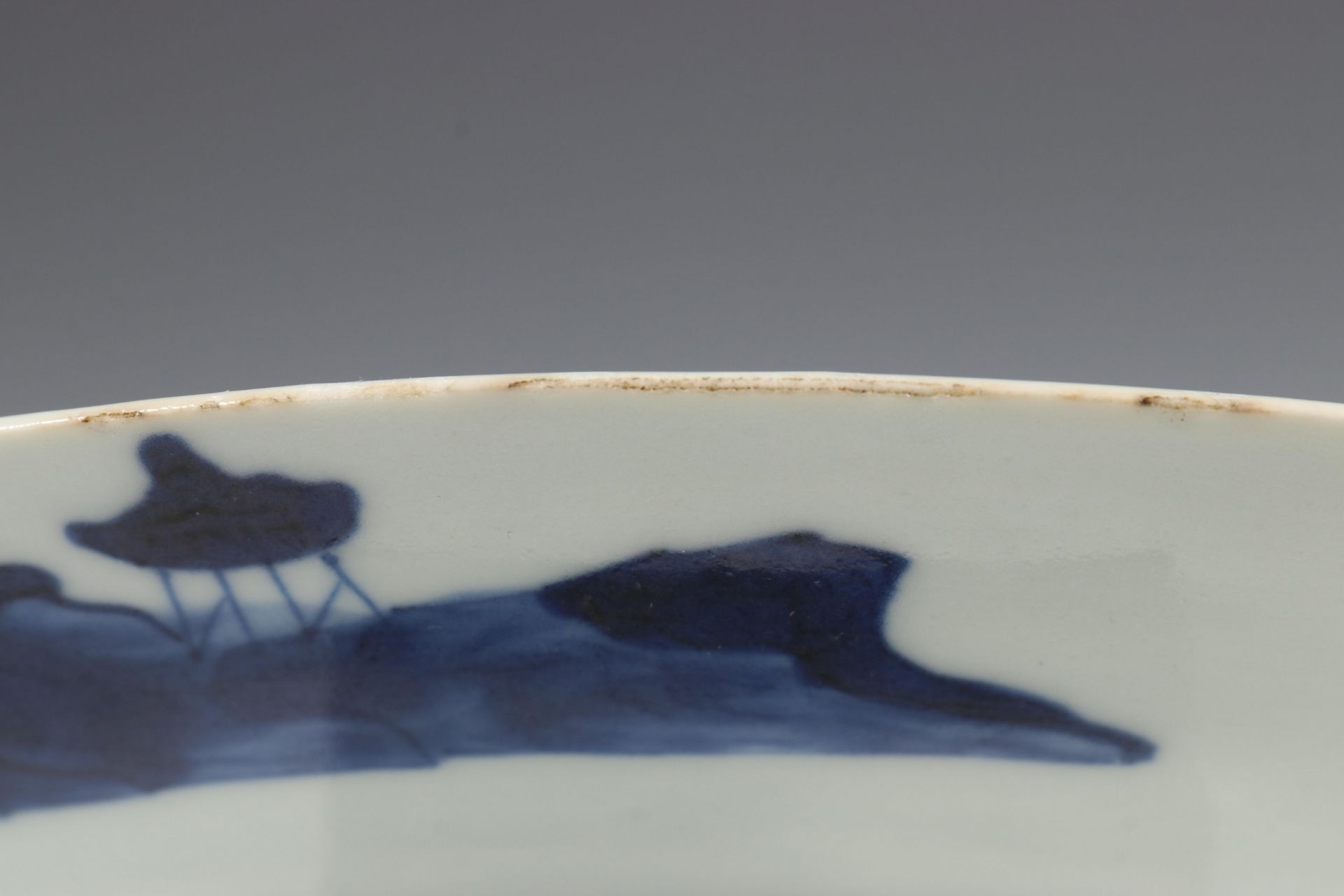China, een paar blauw-wit porseleinen borden, 18e eeuw, - Bild 6 aus 9