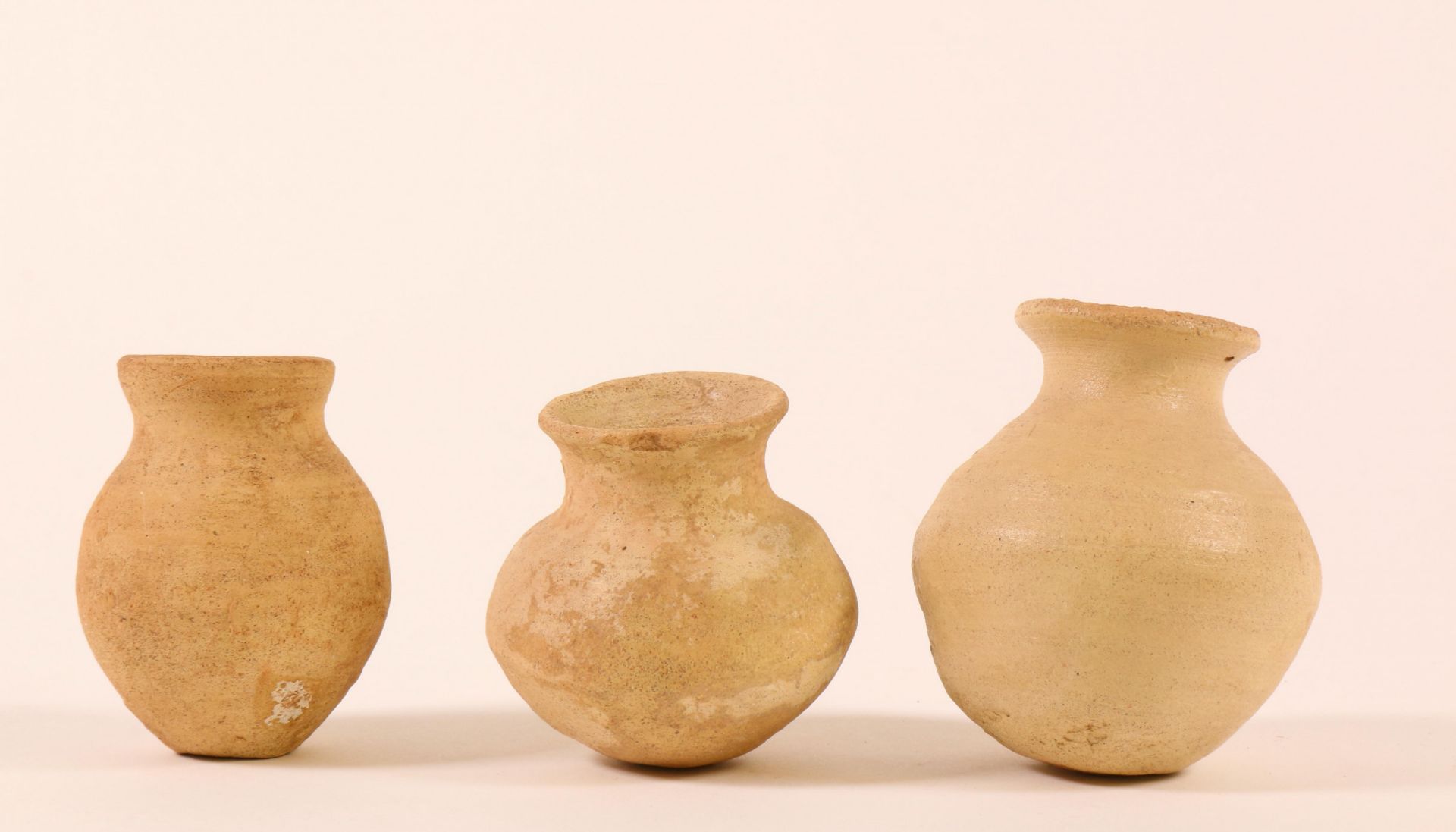 Collection of various archaeological objects; a terra sigillata dish, one jar and a small female hea - Bild 4 aus 6