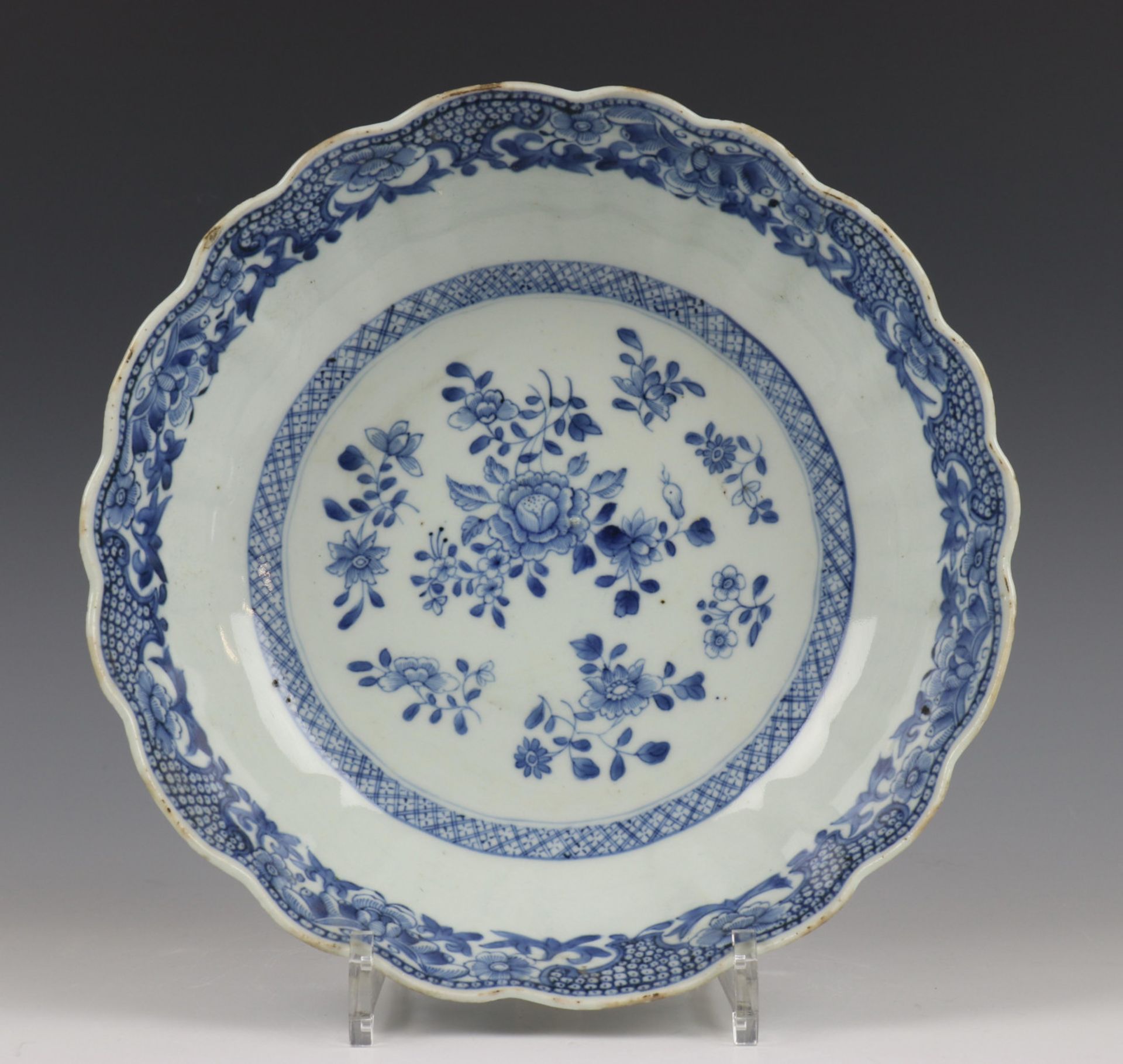 China, blauw-wit porseleinen kom en kantige dienschaal met lekschaal, Qianlong, - Image 2 of 23