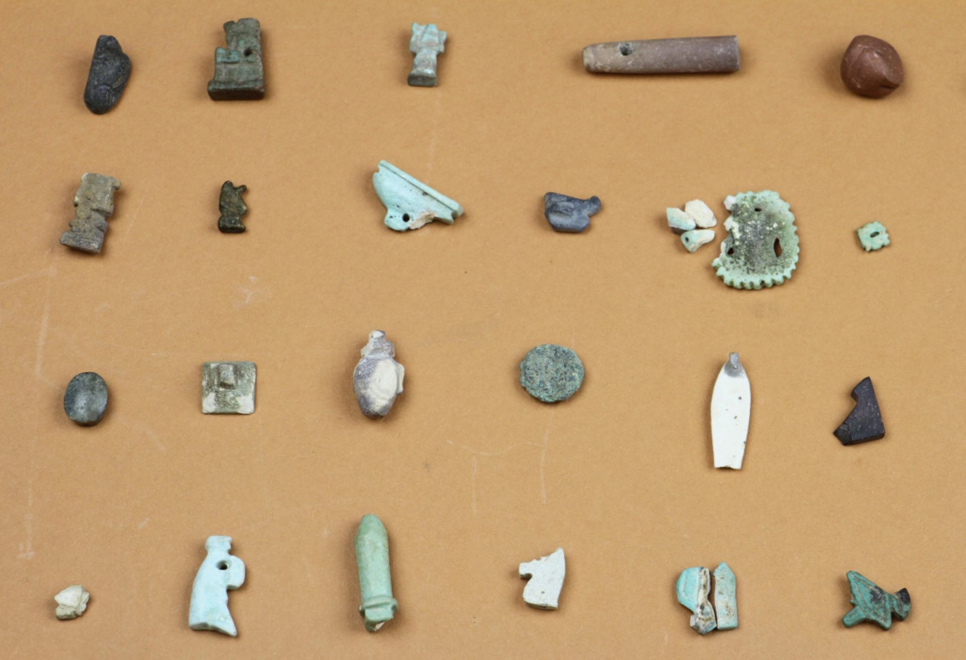 Egypte, a collection of various amulet, mostly Late Period; - Bild 5 aus 6