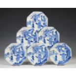 Japan, een set van zes achtkantige blauw-wit porseleinen schoteltjes, Meiji,