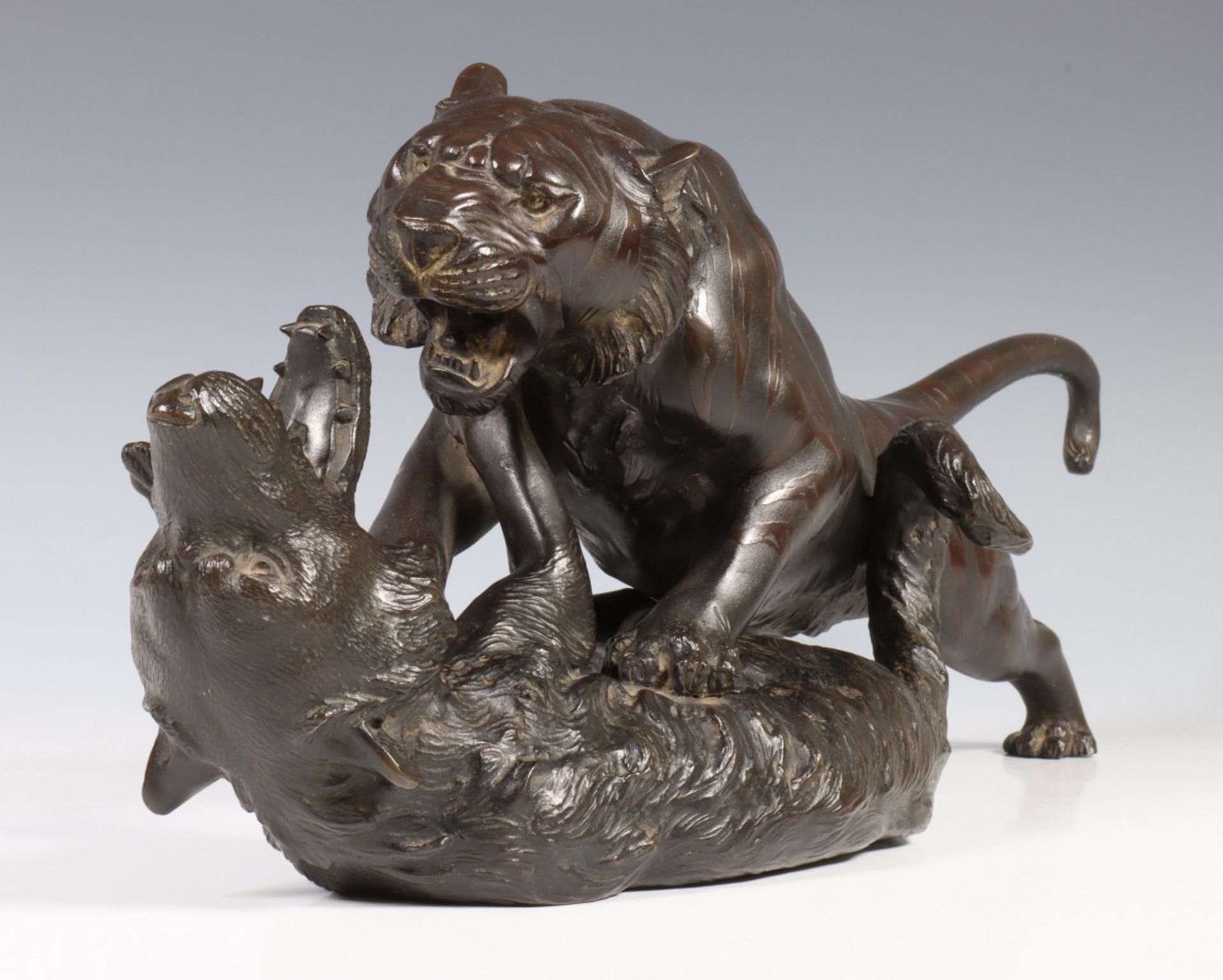 Japan, een bronzen beeld van vechtende tijger en wolf, Meiji periode, - Bild 4 aus 6