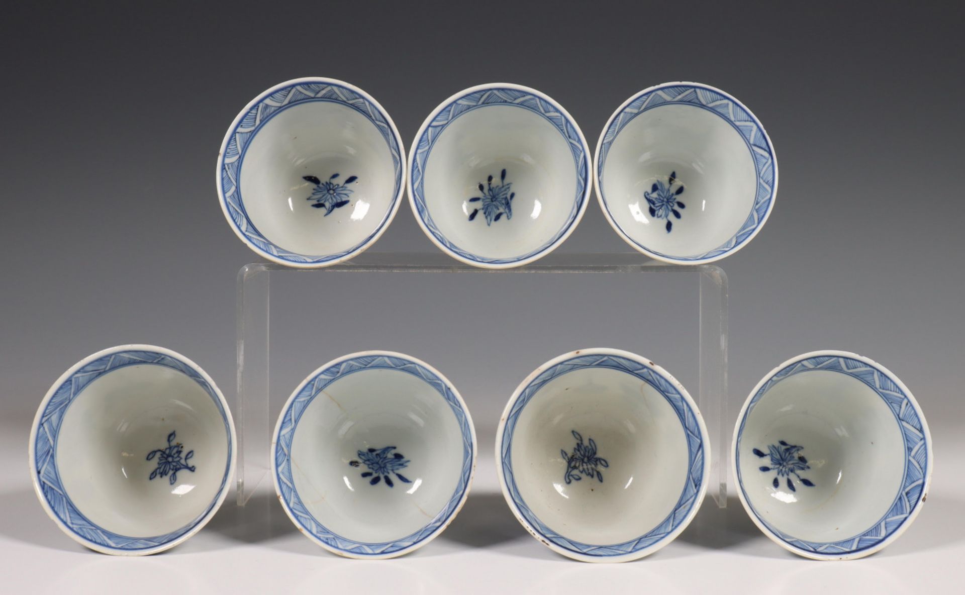 China, een set van zeven blauw-wit porseleinen kopjes en vijf schoteltjes, Kangxi, - Image 3 of 9