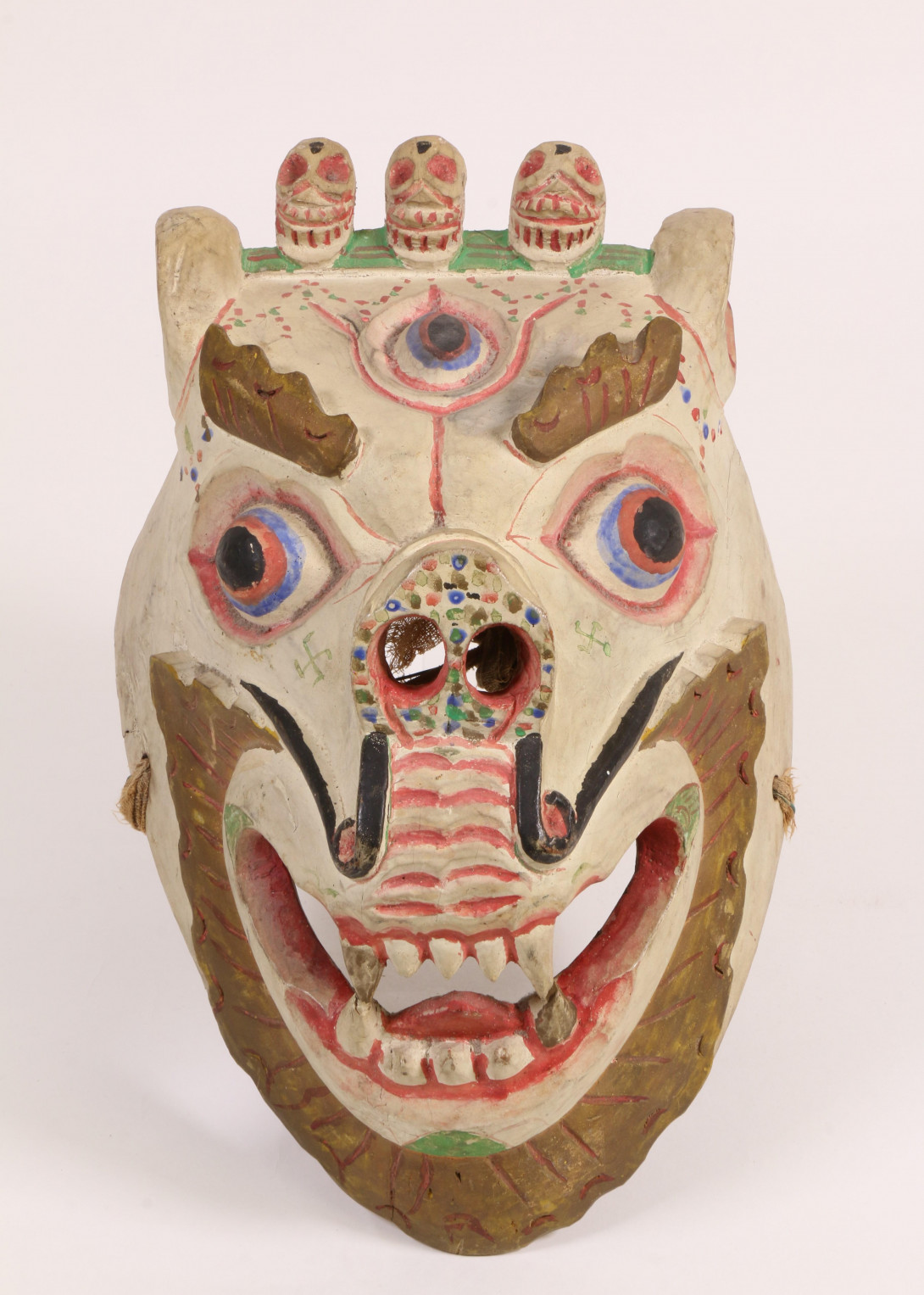 Nepal, beschilderd houten dansmasker voor het Tjscham spel, 1e helft 20ste eeuw,