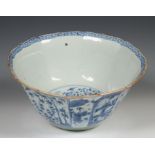 China, een grote geschulpte blauw-wit porseleinen kom, Kangxi,