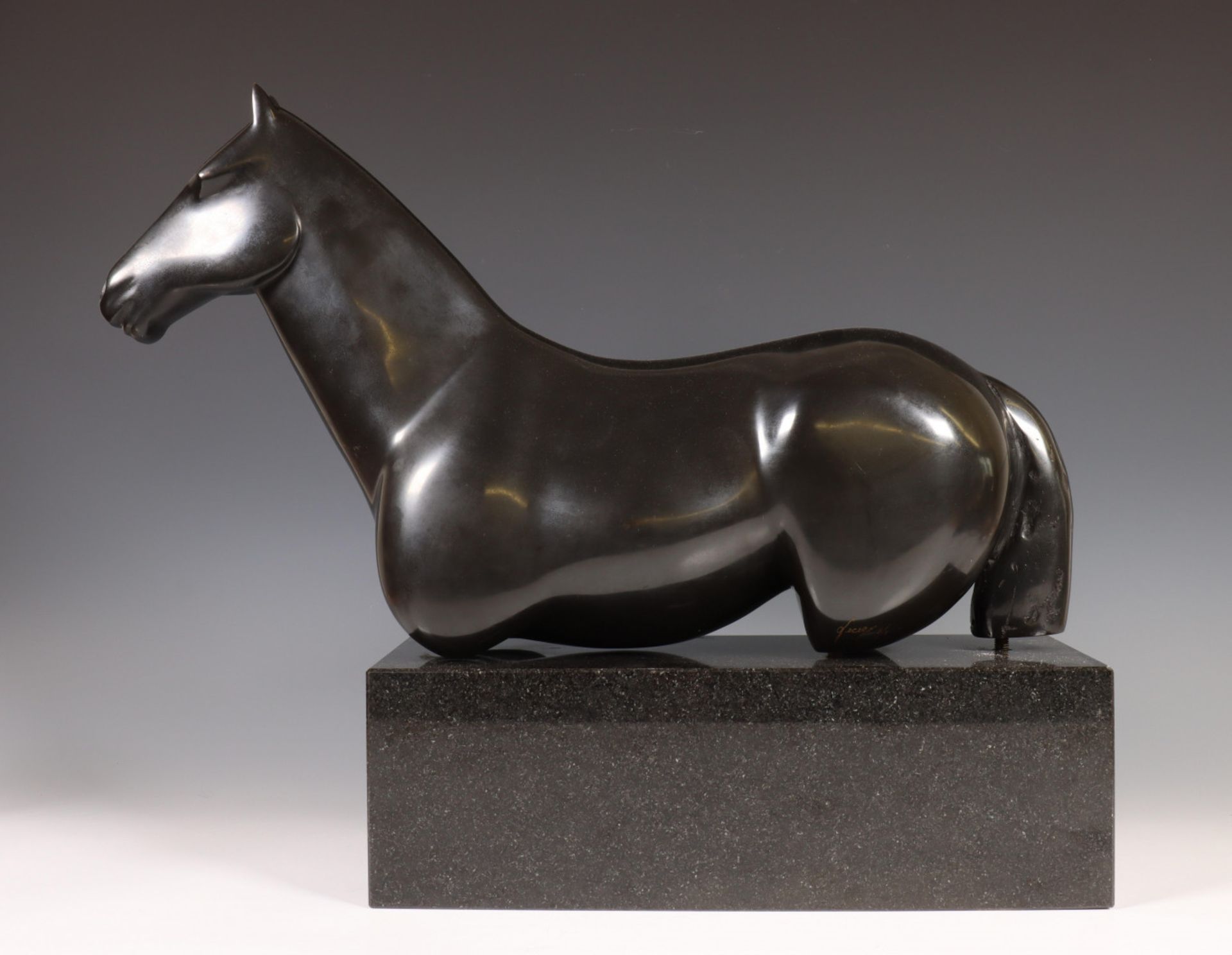 Gloria Pecego (1954), zwart gepatineerd bronzen sculptuur 'Paard';