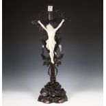 Bisquit corpus aan zwart houten kruis, 19e eeuw