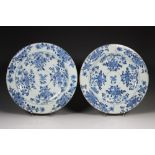 China, paar blauw-wit porseleinen schotels, laat Kangxi, 18e eeuw,