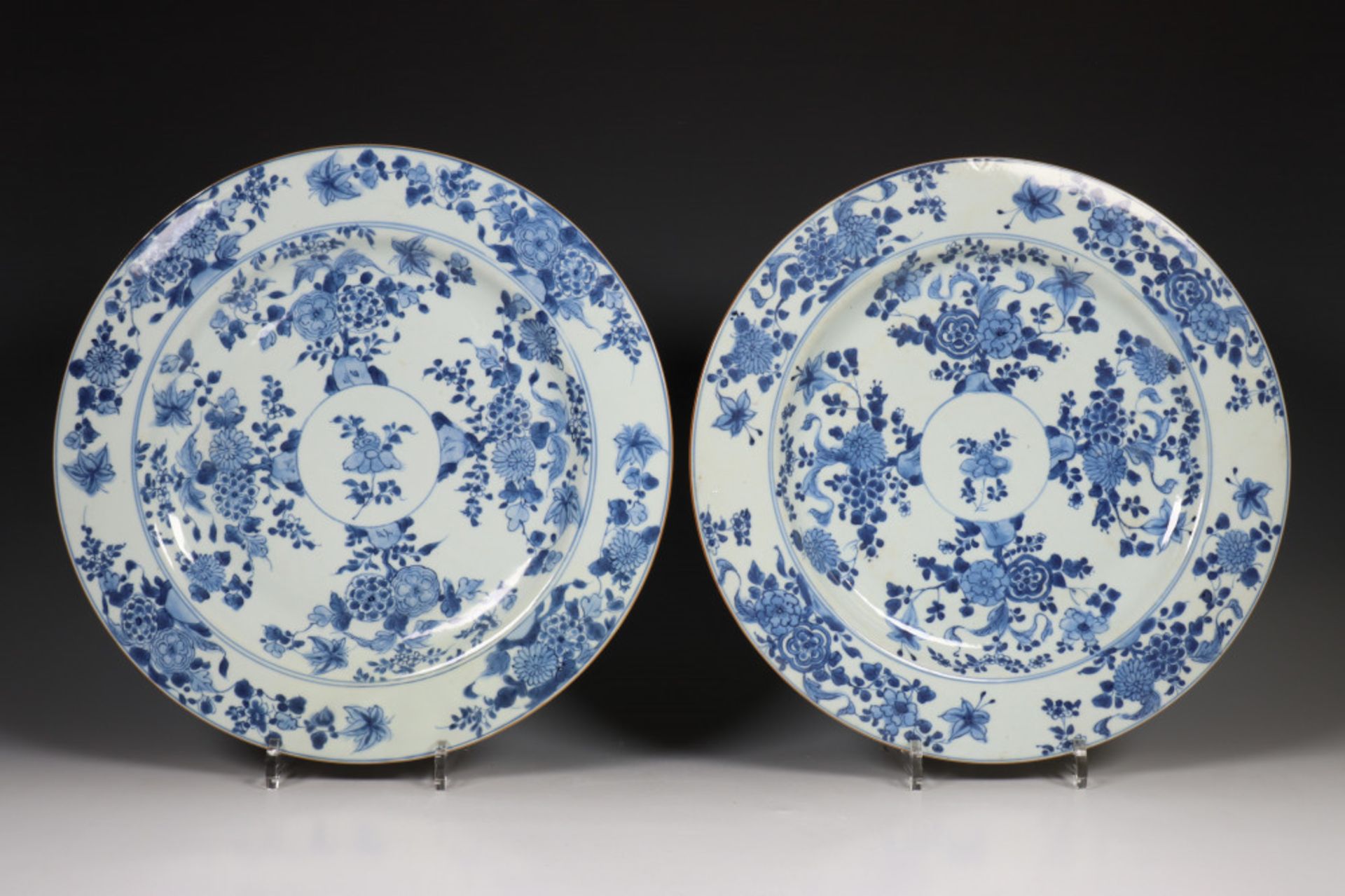 China, paar blauw-wit porseleinen schotels, laat Kangxi, 18e eeuw,