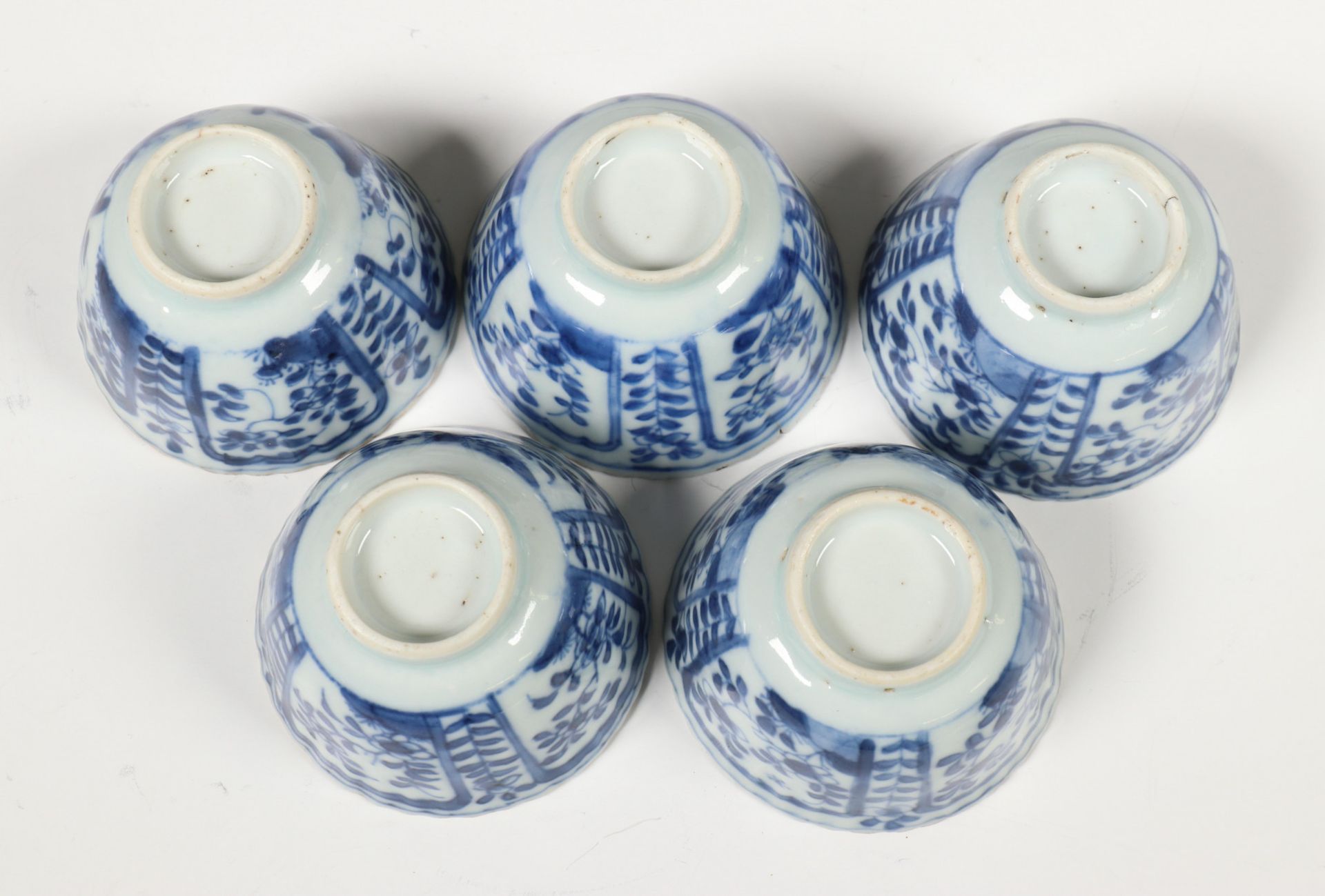 China, een set van vijf blauw-wit porseleinen theekommen en een set schoteltjes, Kangxi, - Bild 4 aus 5