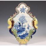 Makkum, een blauw-wit en polychroom aardewerken plaquette, 19e eeuw,