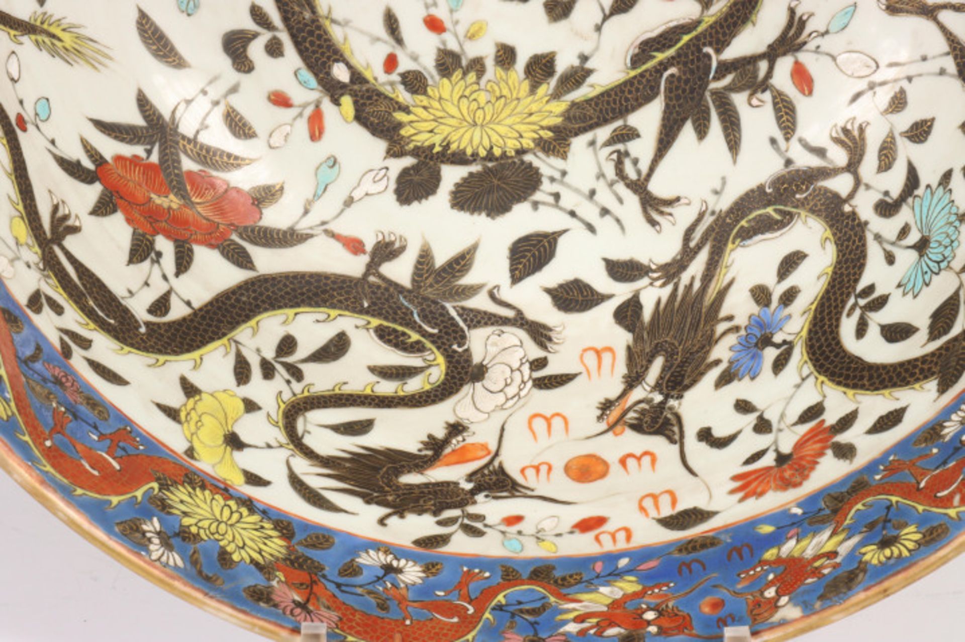 China, Kanton, kapitale porseleinen kom, mogelijk laat Qing dynastie, begin 20e eeuw, - Image 8 of 10