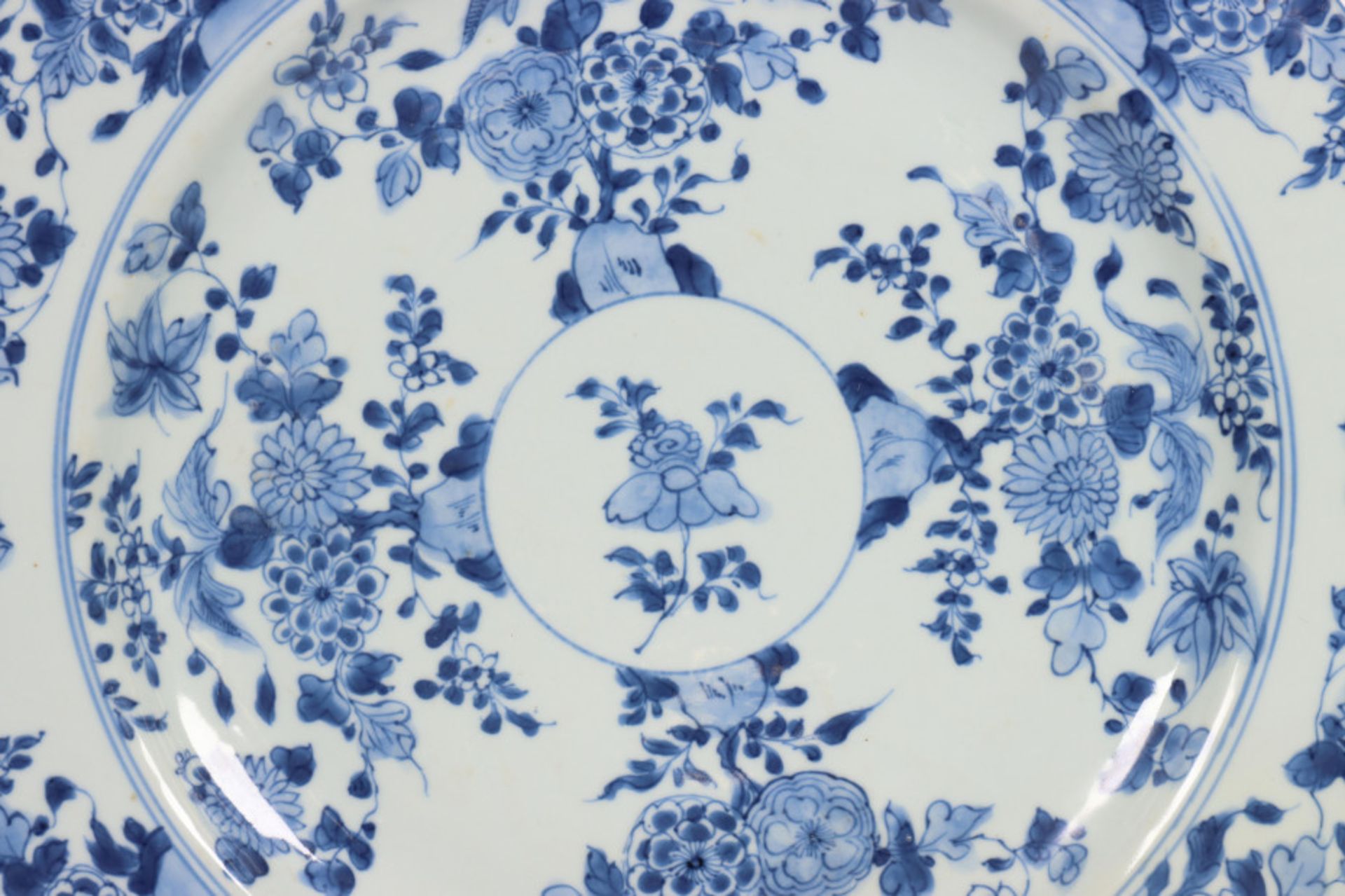 China, paar blauw-wit porseleinen schotels, laat Kangxi, 18e eeuw, - Bild 7 aus 9