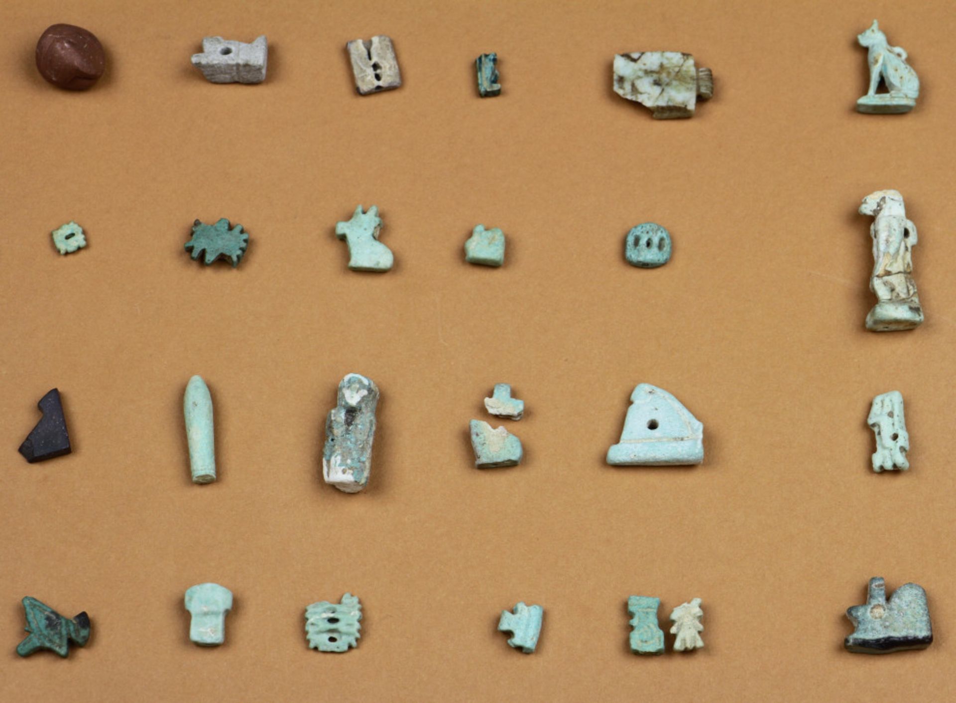 Egypte, a collection of various amulet, mostly Late Period; - Bild 2 aus 6