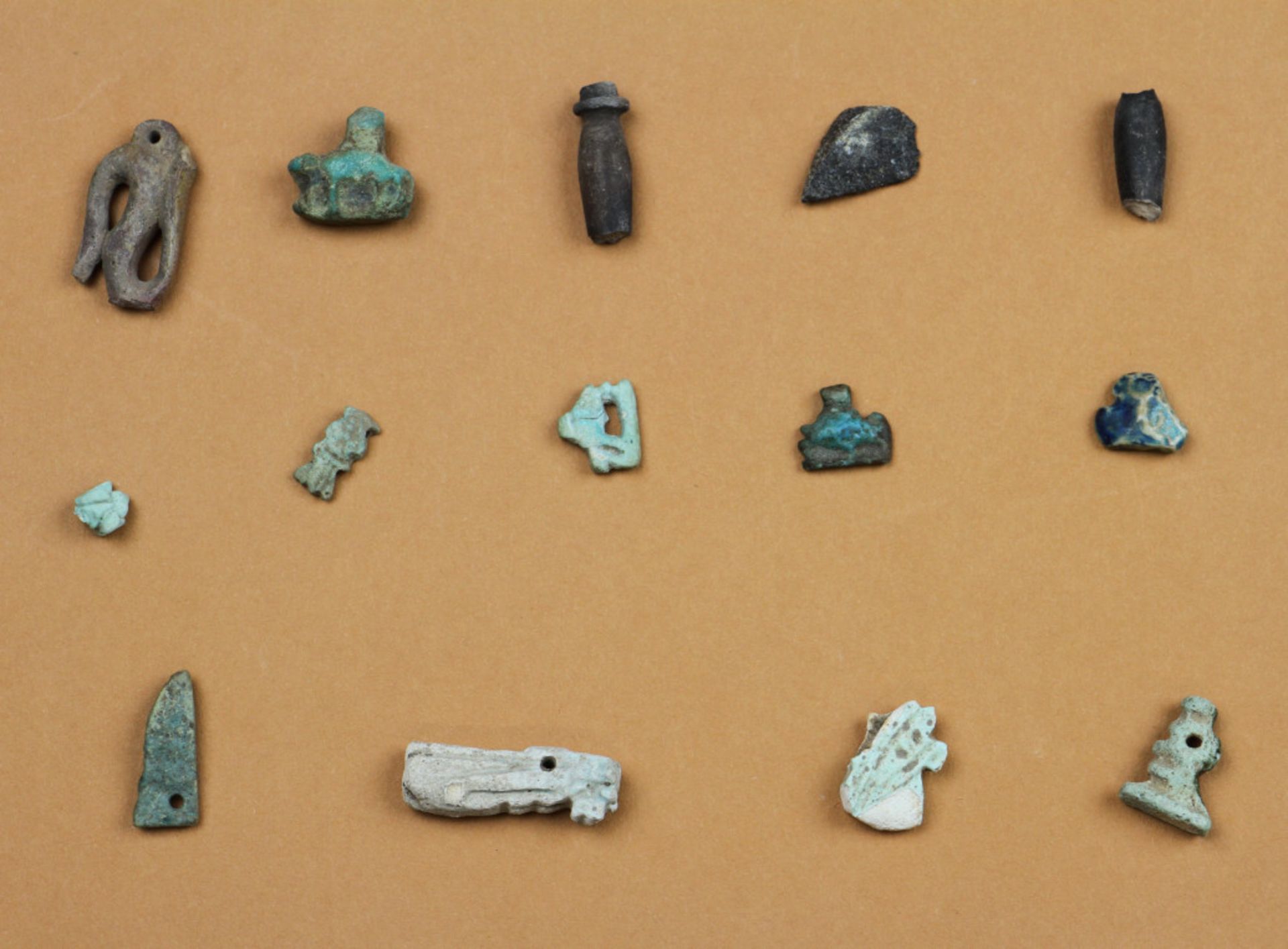 Egypte, a collection of various amulet, mostly Late Period; - Bild 4 aus 6