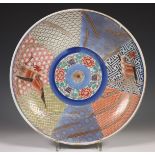 Japan, een Imari porseleinen 'feniks' schotel, Edo periode,