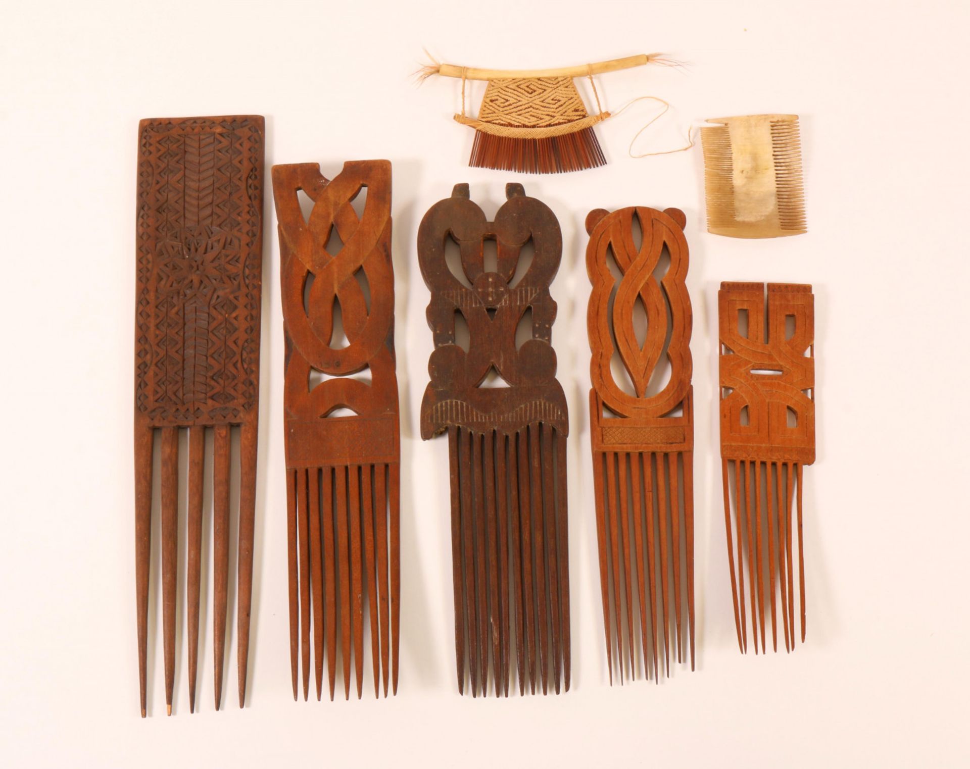 Surinam, collection of four wooden carved hair combs. Herewith two small hair combs. - Image 2 of 2