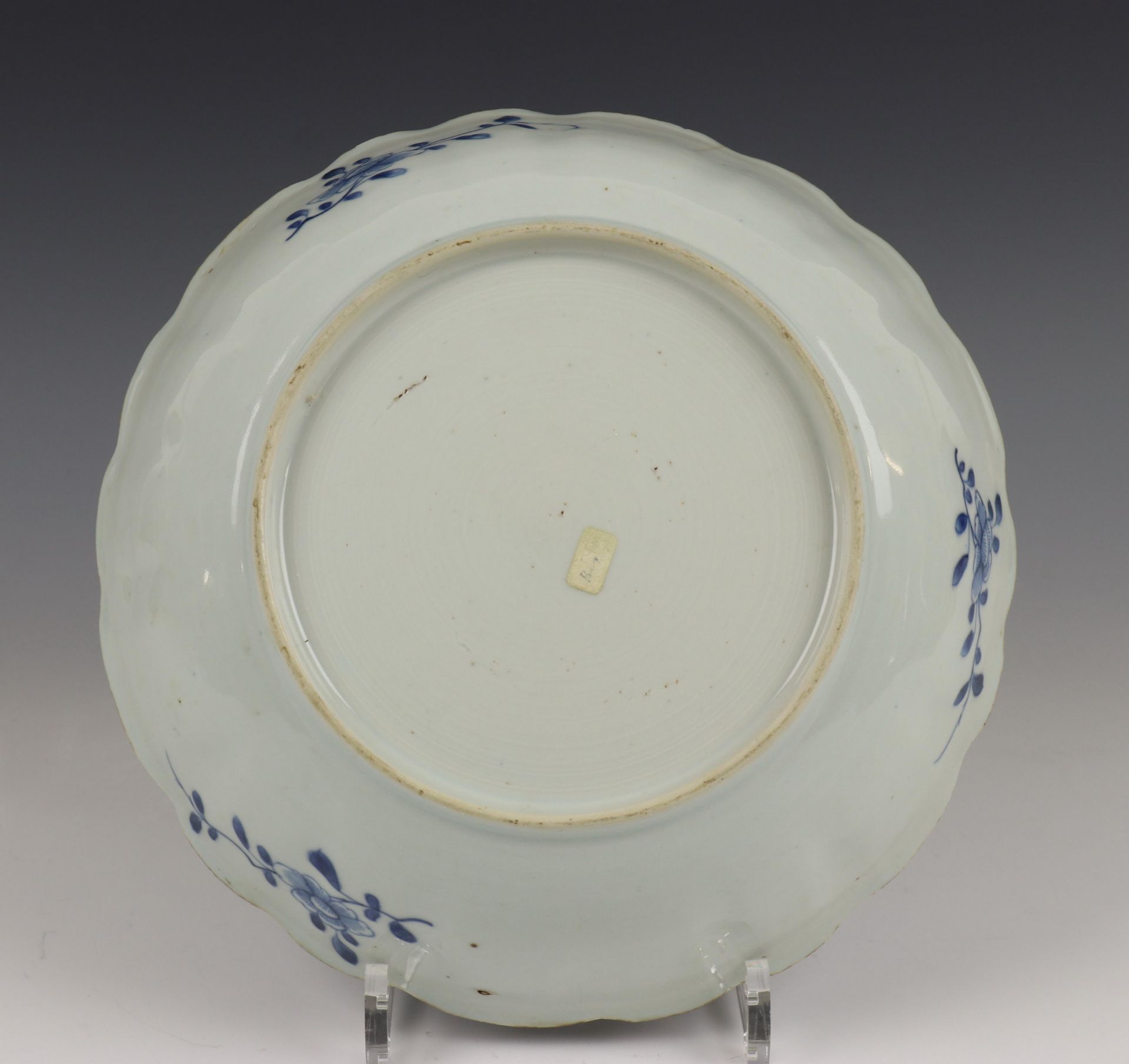 China, blauw-wit porseleinen kom en kantige dienschaal met lekschaal, Qianlong, - Image 10 of 23