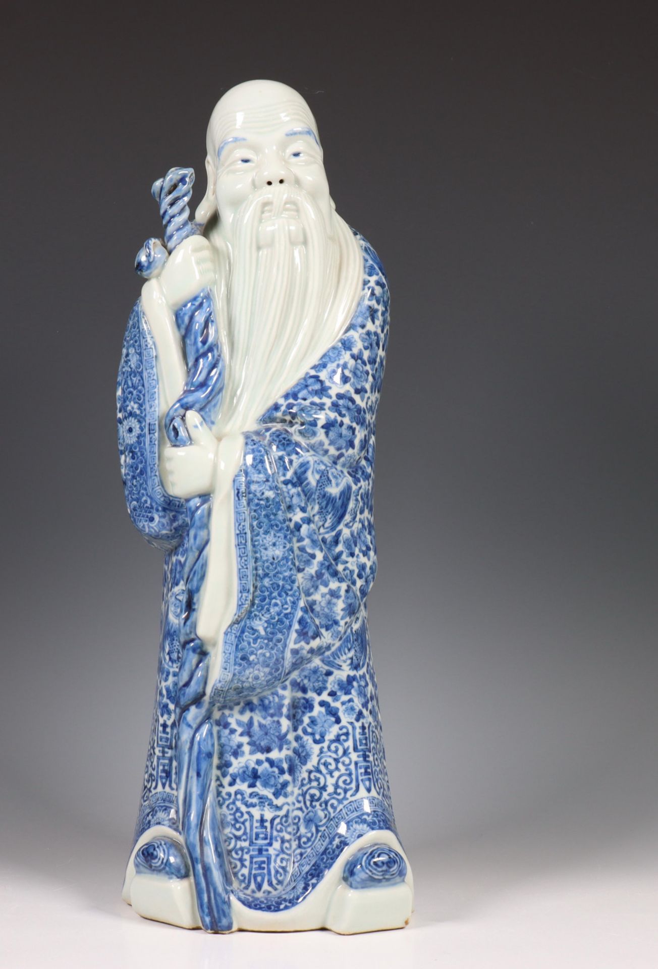 China, een blauw-wit porseleinen figuur van Shoulao, ca. 1900,