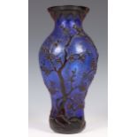 China, een Peking blauw en rood glazen balustervaas, late Qing dynastie,