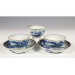 China, een set van drie blauw-wit porseleinen theekommen en twee schotels, 18e eeuw,