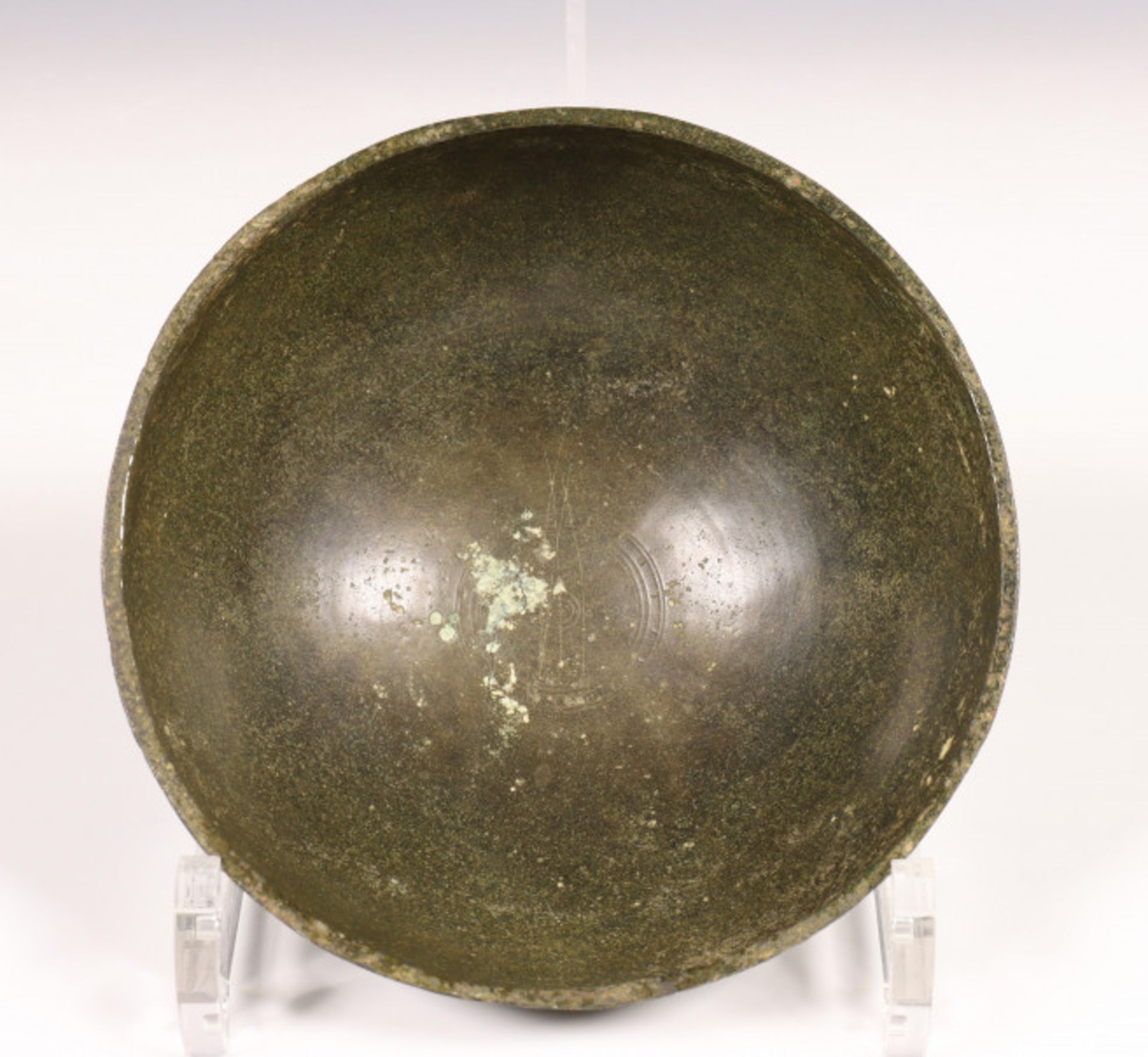 A Greek bronze bowl, Geometrical Period, ca. 8th century BC, - Bild 3 aus 4