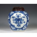 China, een blauw-wit porseleinen gemberpot met houten deksel, 18e eeuw,