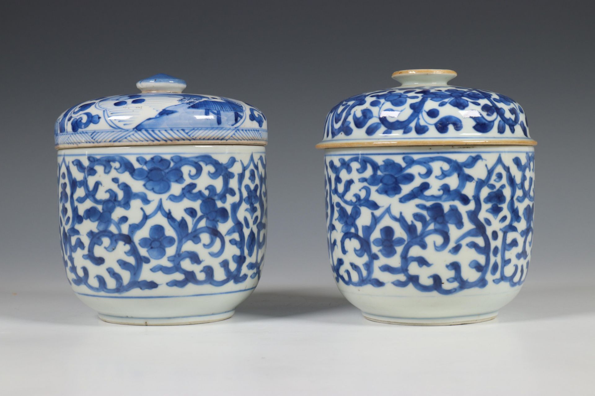 China, een paar blauw-wit porseleinen dekselkommen, 18e eeuw, - Bild 9 aus 9