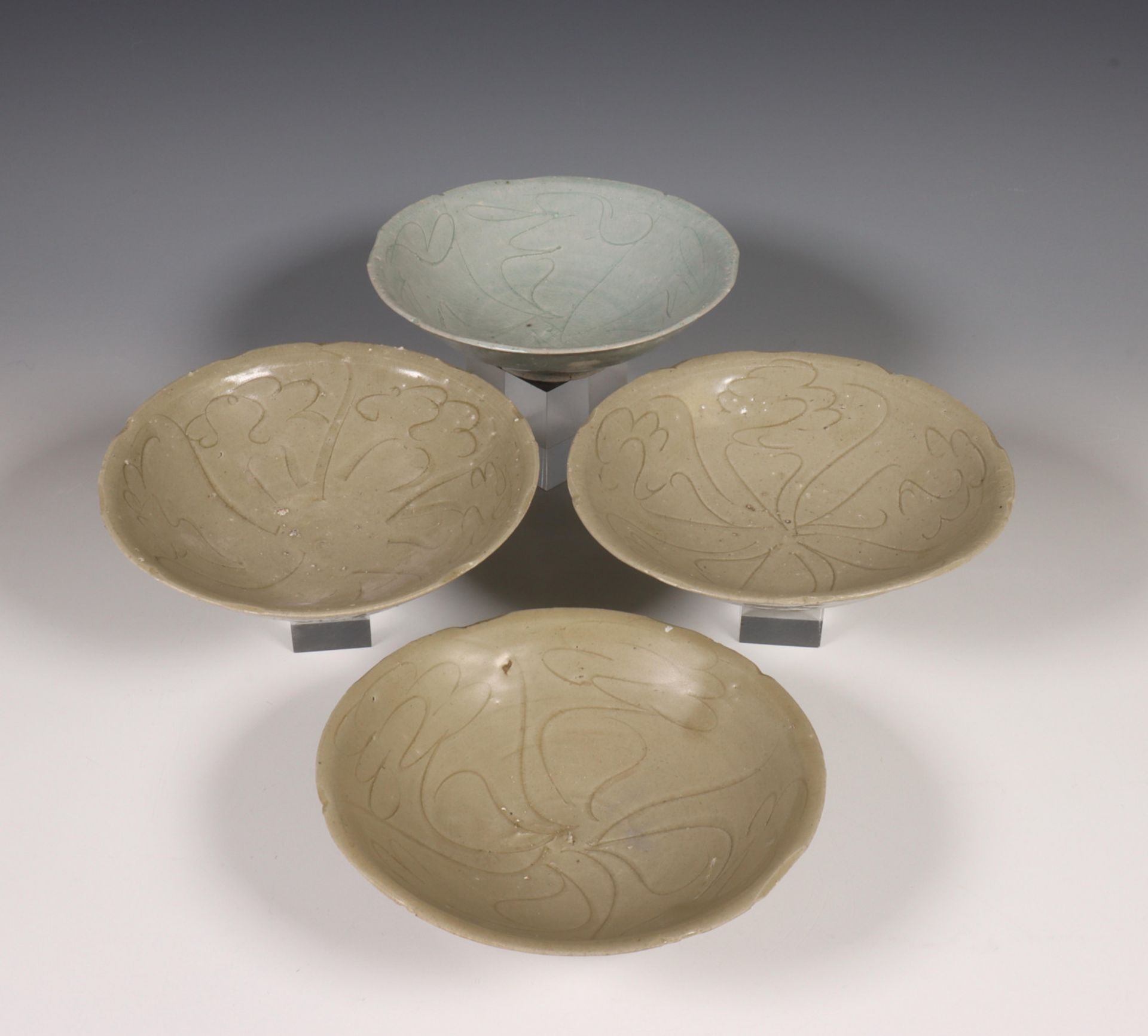 China, drie celadon en een blauwgrijs geglazuurde kom, Noordelijke Song dynastie, 10e-12e eeuw,
