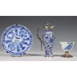 China, blauw-wit porseleinen miniatuur vaas, 18e eeuw,