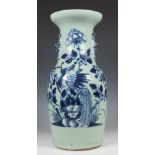 China, een celadon-gegronde blauw-wit porseleinen vaas, ca. 1900,