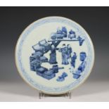 China, een blauw-wit porseleinen ronde plaquette, 19e eeuw,