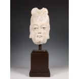 China, een zandstenen hoofd van Boeddha, mogelijk antiek,