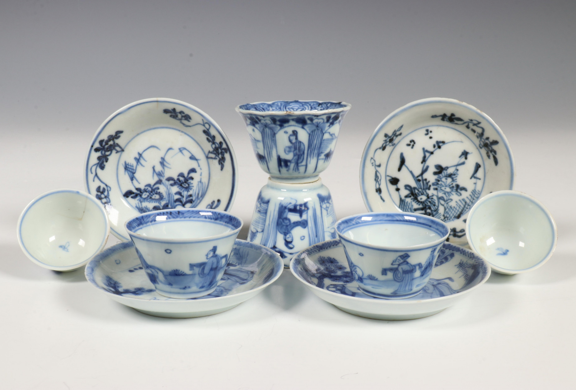 China, vier blauw-wit porseleinen miniatuurvazen en diverse kop en schotels, 18e eeuw - Image 4 of 4