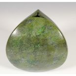 Japan, Tadahiro Baba (1930), groen gepatineerde bronzen driehoekige vaas,