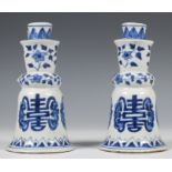 China, een paar blauw-wit porseleinen kandelaars, ca. 1900,