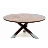 Martin Visser voor 't Spectrum, ronde driepotige wengéhouten tafel, ca. 1965, en set van vier wengéh