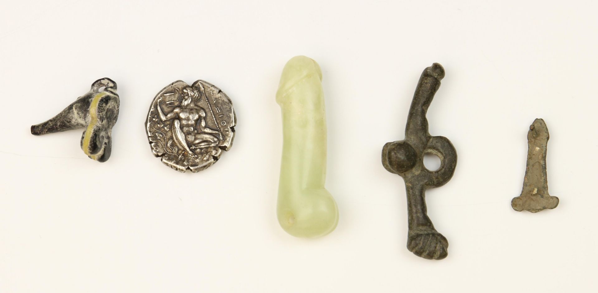 An antique bronze double phallus, possibly Roman and an antique small phallus amulet - Bild 2 aus 3
