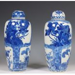 China, paar blauw-wit porseleinen ovale vazen met bol deksel, Kangxi of later Qing dynastie,