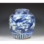 China, een blauw-wit porseleinen pot, 19e eeuw,