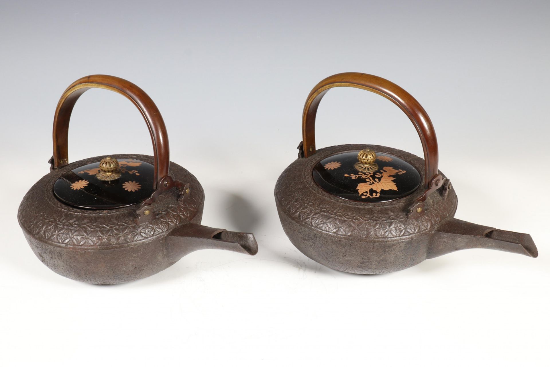 Japan, een paar gegoten ijzeren sake-ketels met lakwerk deksels en bronzen handvatten, Edo periode,