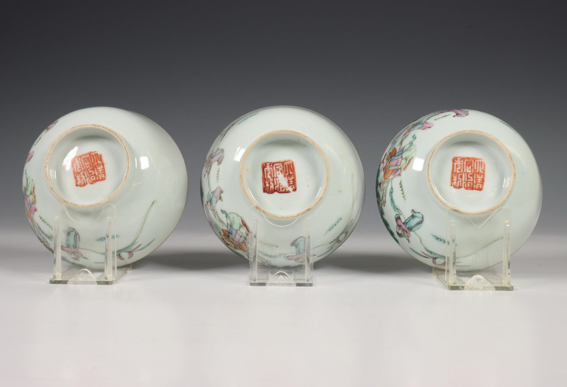 China, twee sets van drie gekleurd porseleinen kommen, laat Qing dynastie, - Image 3 of 13