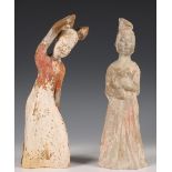 China, twee Han-stijl aardewerken figuren van dames,
